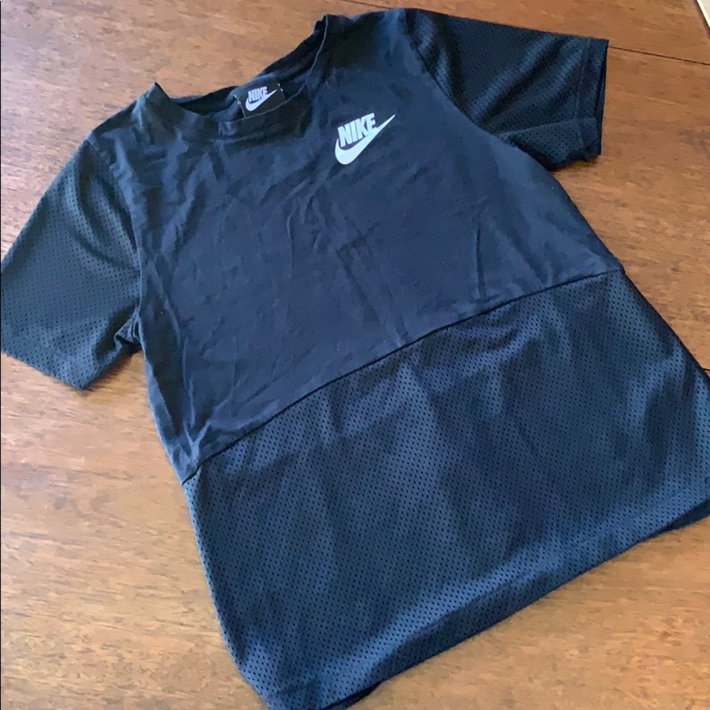 Nike tee with mesh details size XL